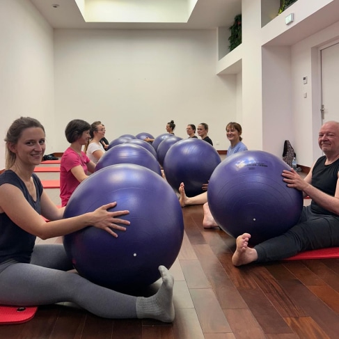 Intervention en entreprise dans un local avec des ballons pilates