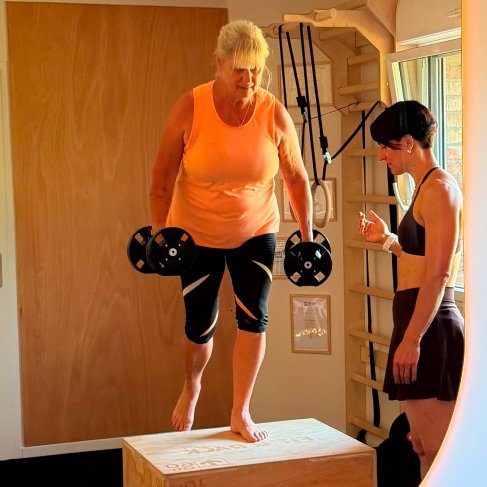 Coachée ménopausée en train de s'entrainer avec Julie dans le studio PULSE Transformative Coaching